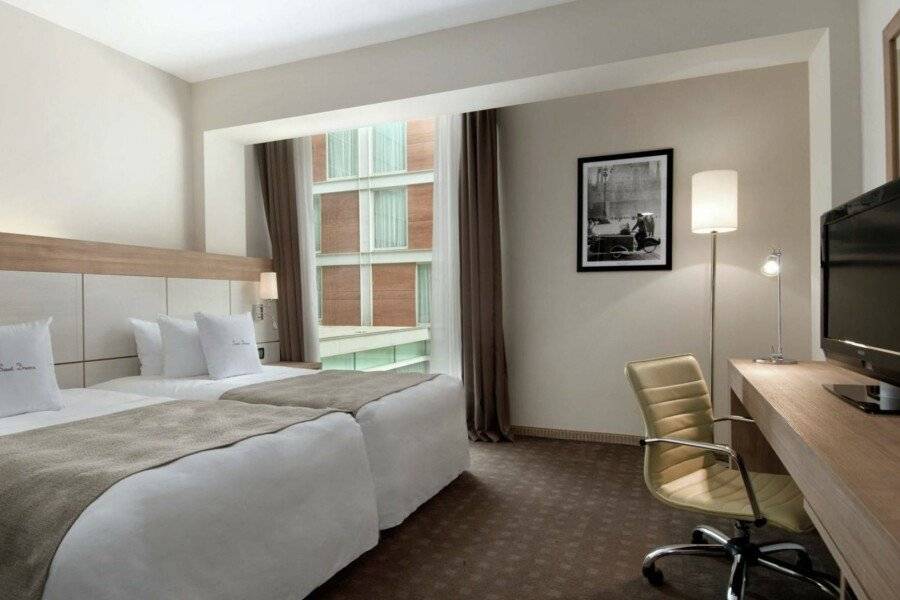 DoubleTree By Hilton hotel bedroom