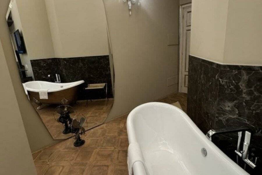 Delle Nazioni Hotel bathtub