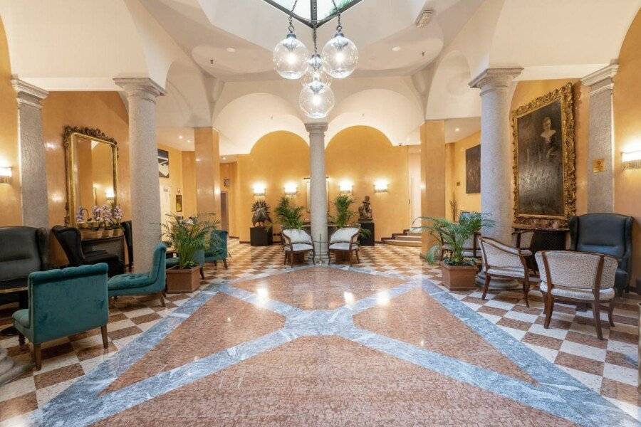 Hotel Regina lobby