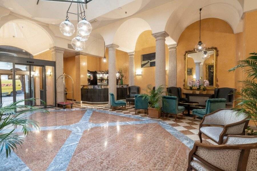 Hotel Regina lobby