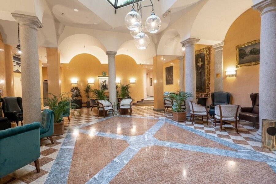 Hotel Regina lobby