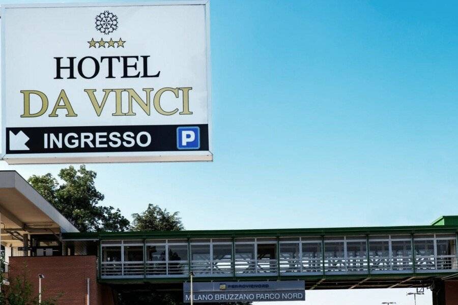 Hotel Da Vinci facade,parking