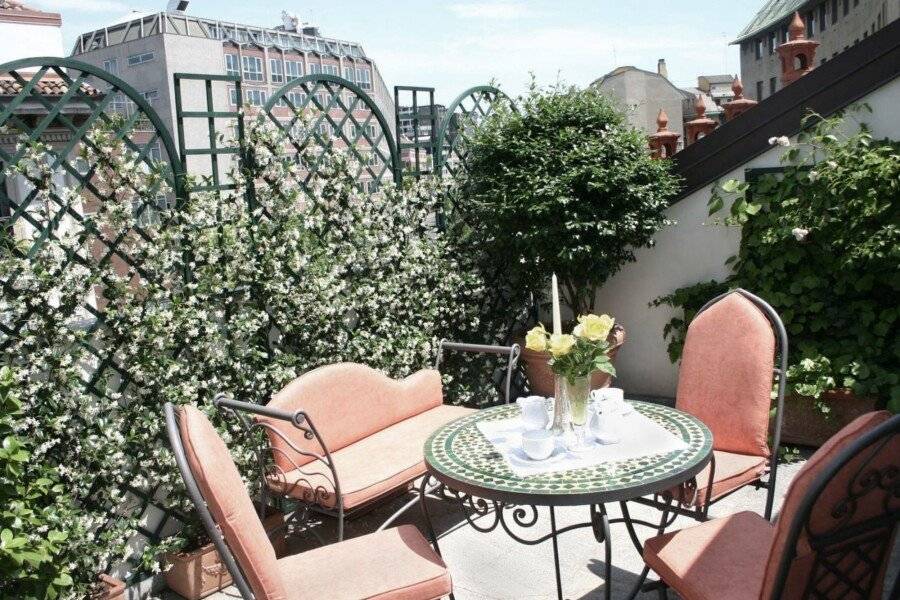 Petit Palais Hotel De Charme balcony,garden