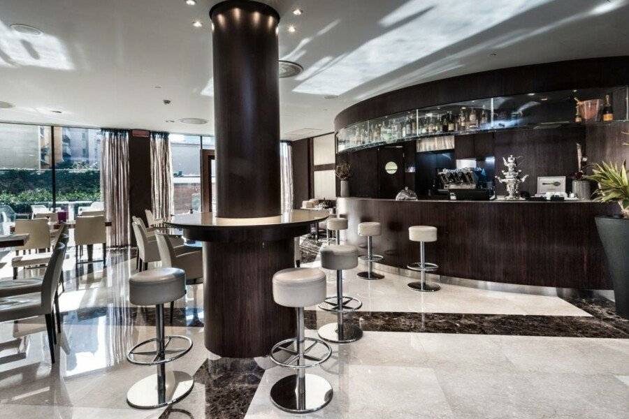 Crowne Plaza City, an IHG Hotel bar,lobby