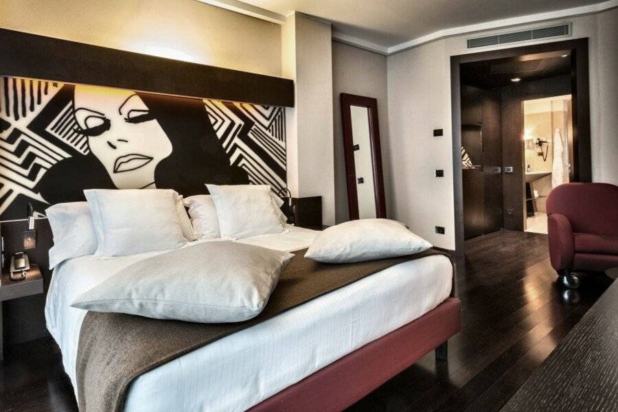 Crowne Plaza City, an IHG Hotel hotel bedroom