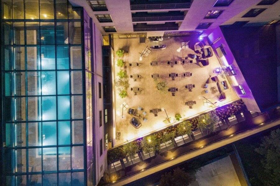 Radisson Blu Hotel outdoor pool,bar