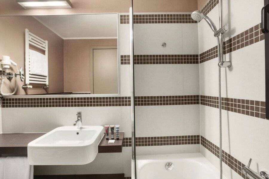 Ramada Plazao bathtub