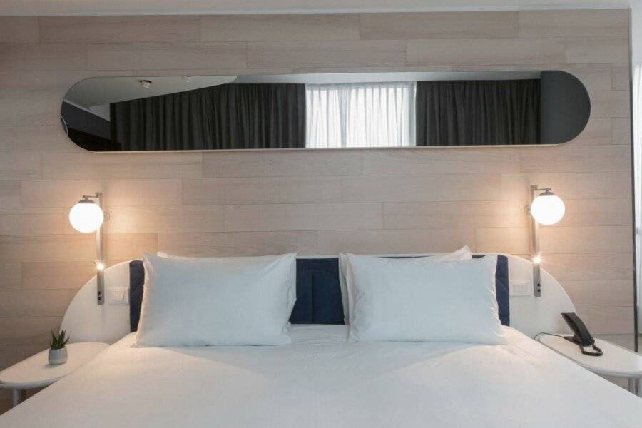 voco-Fiere, an IHG Hotel hotel bedroom