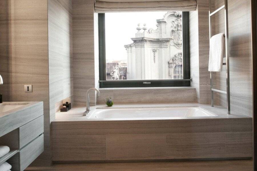 Armani Hotelo bathtub