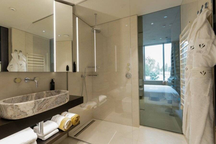 Hotel VIU, a Member of Design Hotels bathtub