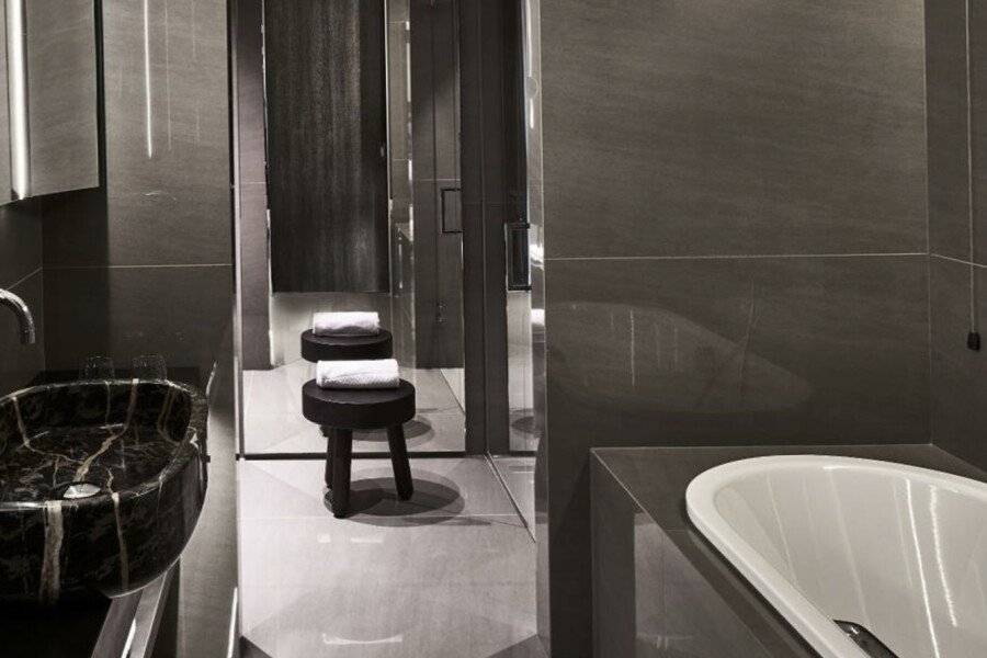 Hotel VIU, a Member of Design Hotels bathtub