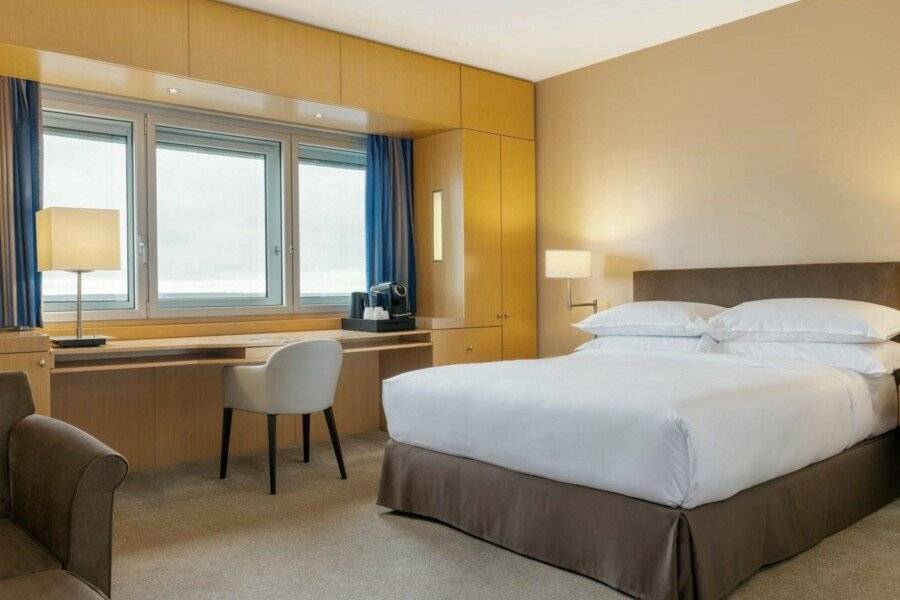 Sheraton Paris Charles de Gaulle Airport Hotel hotel bedroom