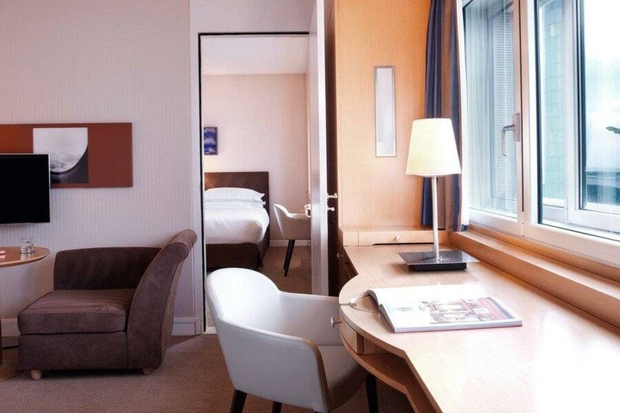 Sheraton Paris Charles de Gaulle Airport Hotel hotel bedroom