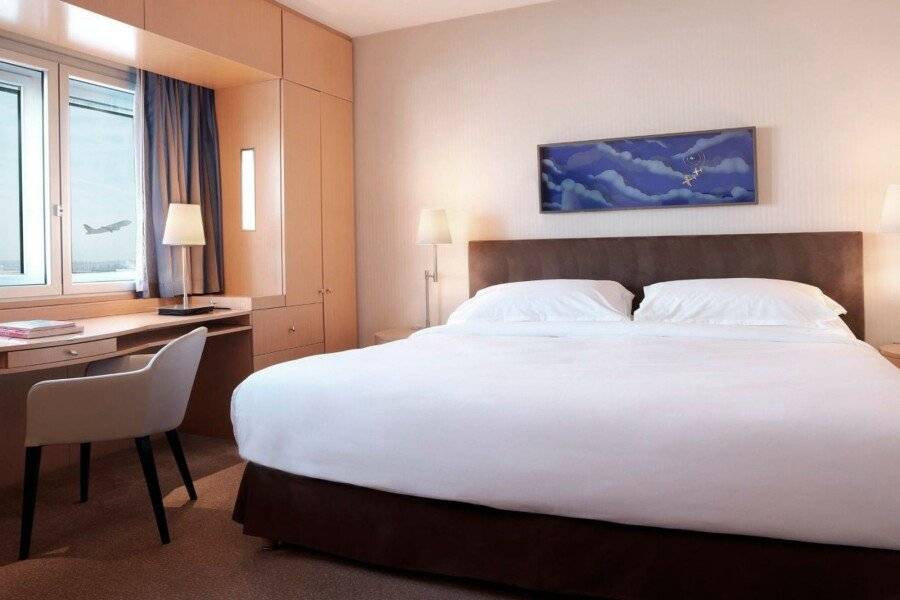 Sheraton Paris Charles de Gaulle Airport Hotel hotel bedroom