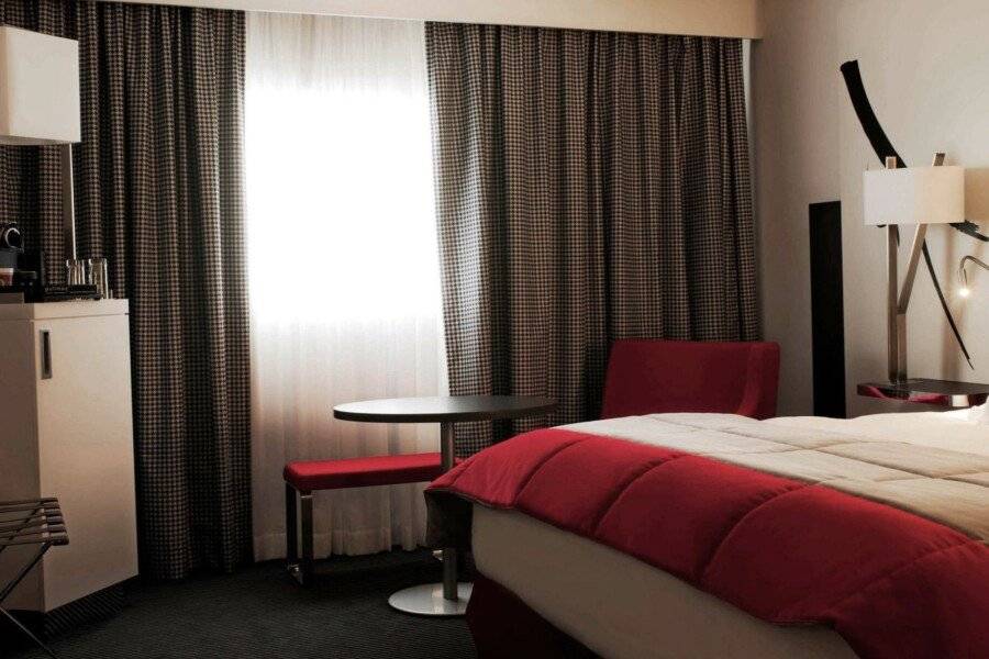 Mercure Paris CDG Airport & Convention hotel bedroom