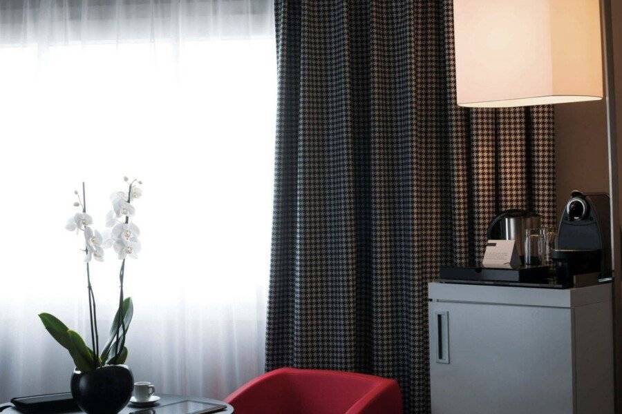 Mercure Paris CDG Airport & Convention hotel bedroom