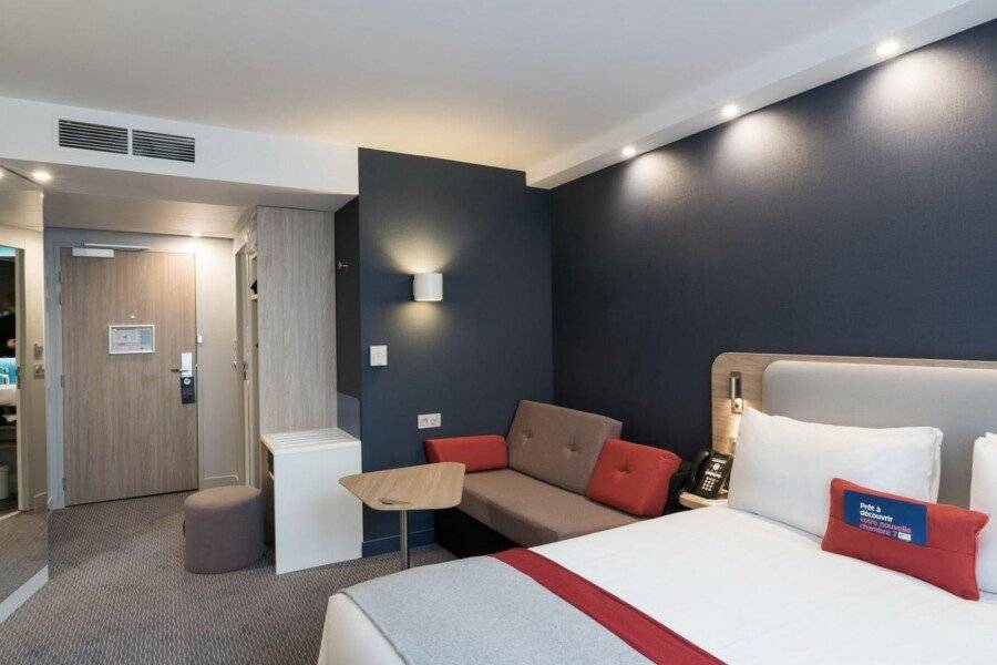 Holiday Inn Express - Paris - CDG Airport, an IHG Hotel hotel bedroom