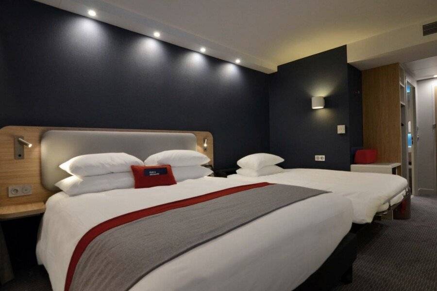 Holiday Inn Express - Paris - CDG Airport, an IHG Hotel hotel bedroom