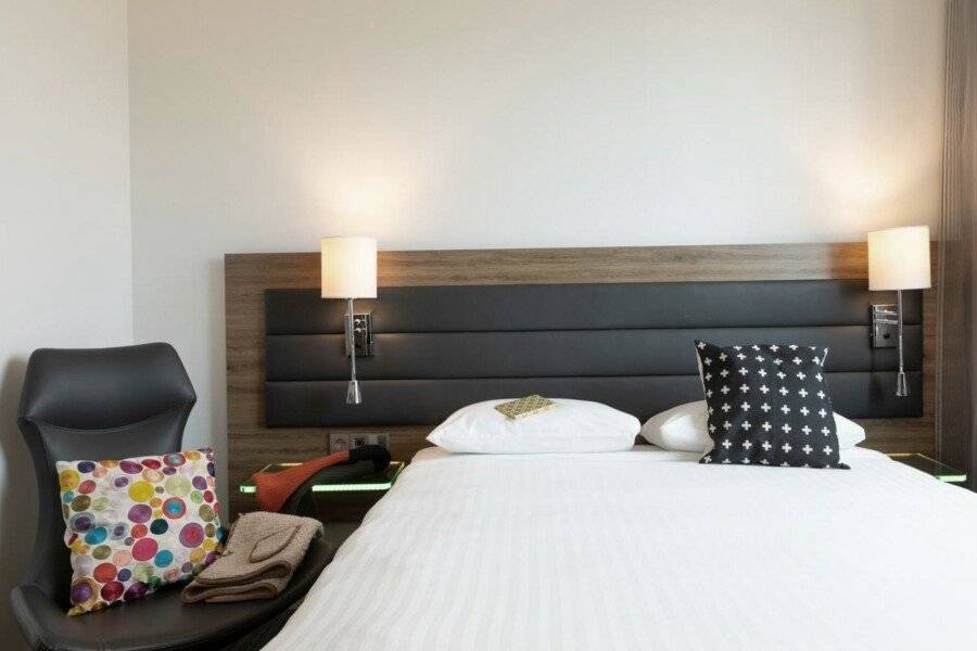 Moxy Paris Charles de Gaulle Airport hotel bedroom