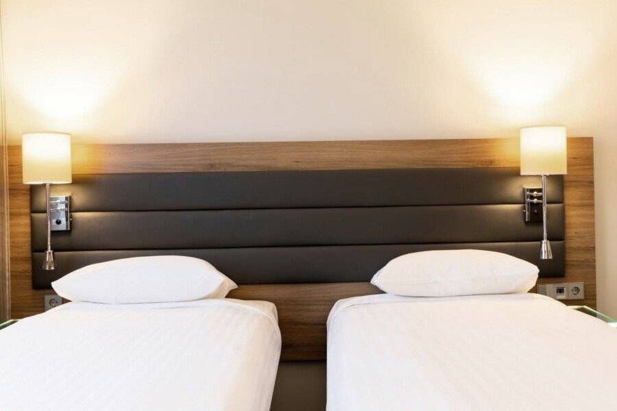 Moxy Paris Charles de Gaulle Airport hotel bedroom