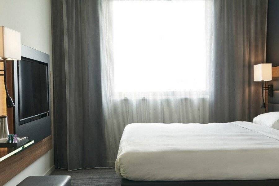 Moxy Paris Charles de Gaulle Airport hotel bedroom