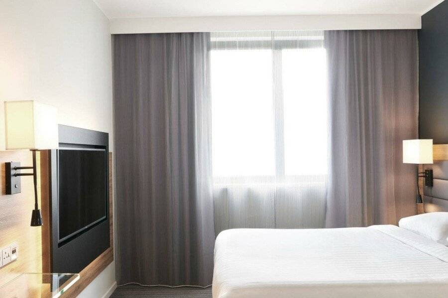 Moxy Paris Charles de Gaulle Airport hotel bedroom