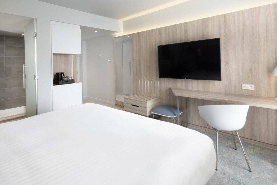 Courtyard by Marriott Paris Charles de Gaulle Central Airport hotel bedroom