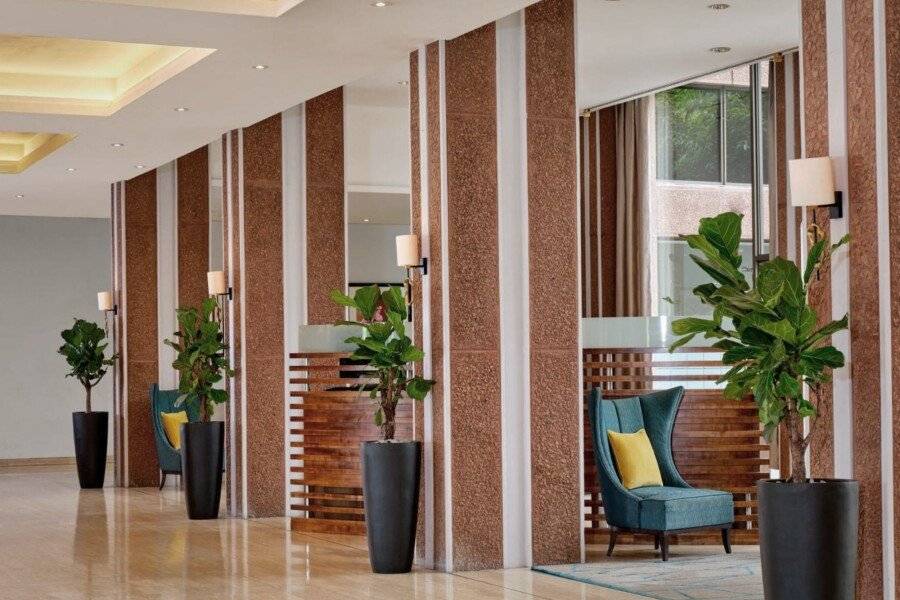 Sheraton Skyline Hotel London Heathrow lobby