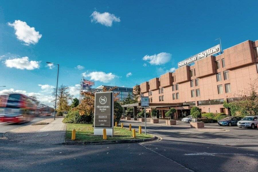 Sheraton Skyline Hotel London Heathrow facade