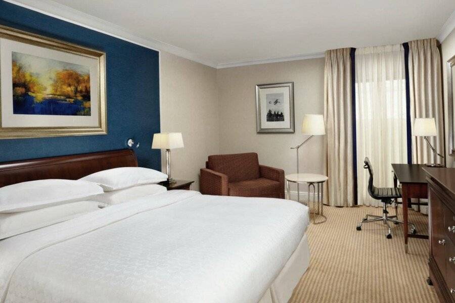 Sheraton Skyline Hotel London Heathrow hotel bedroom