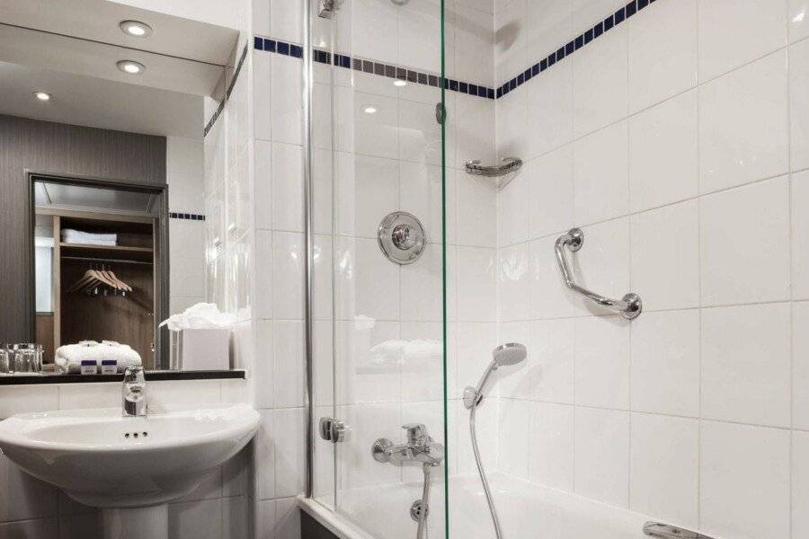 Radisson Hotel and Conference Centre London Heathrow bathtub