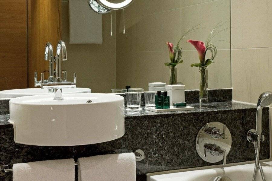 Sofitel London Heathrow bathtub