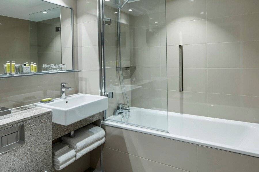 London Heathrow Marriott Hotel bathtub