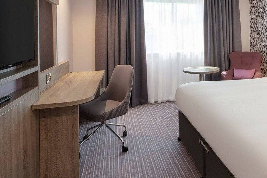 Leonardo London Heathrow Airport hotel bedroom