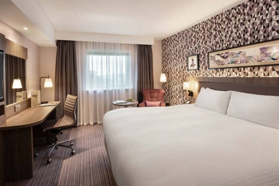 Leonardo London Heathrow Airport hotel bedroom