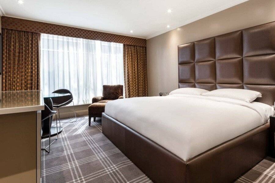 Radisson Blu London Heathrow hotel bedroom