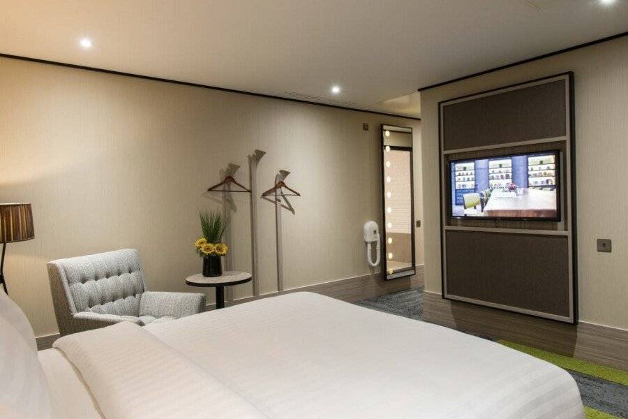 Aerotel London Heathrow hotel bedroom