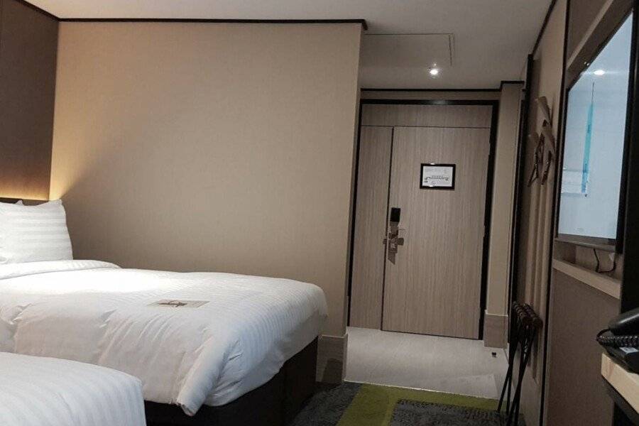 Aerotel London Heathrow hotel bedroom