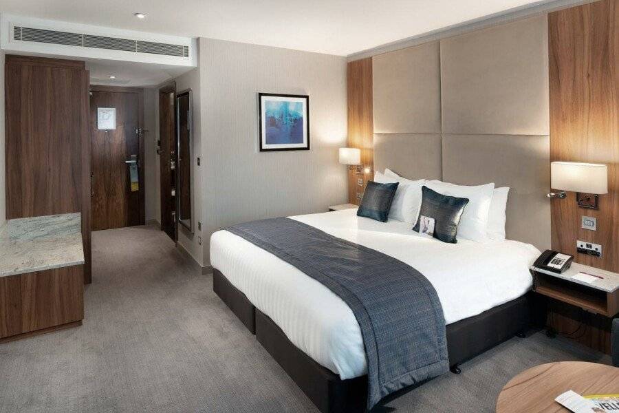 Crowne Plaza London Heathrow hotel bedroom