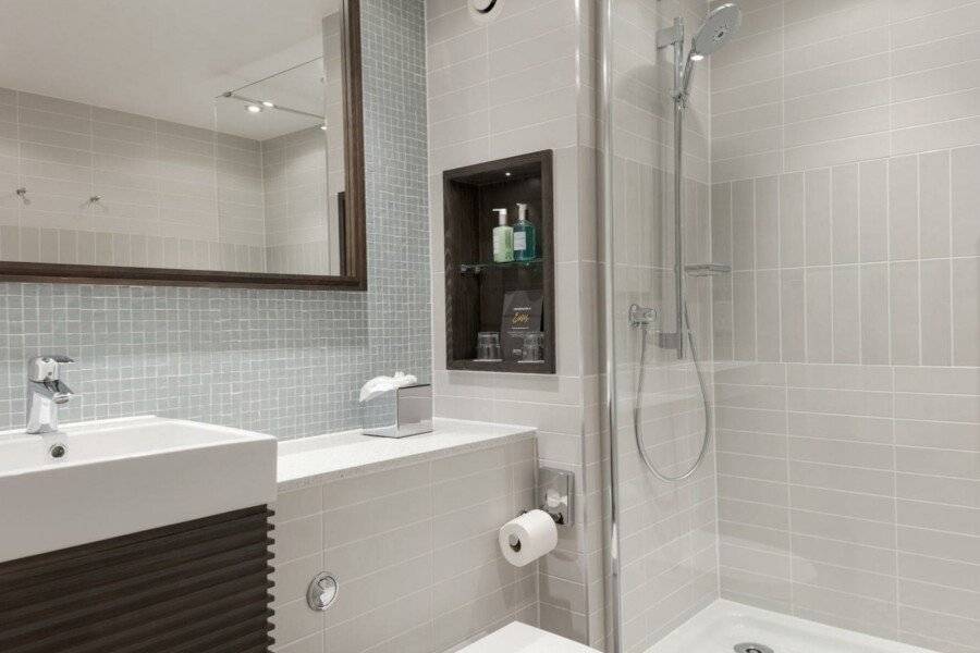 Staybridge Suites London Heathrow bathtub