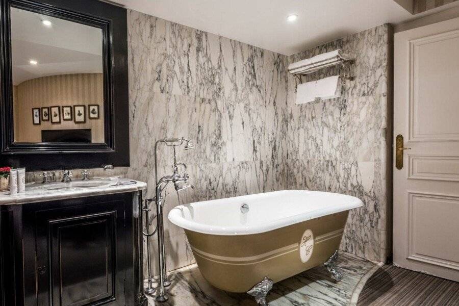 Hôtel Chateaubriand bathtub