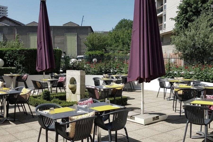 B&B HOTEL 17 Batignolles restaurant,garden