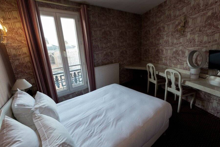 Regyn's Montmartre hotel bedroom