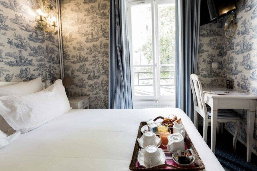 Regyn's Montmartre hotel bedroom