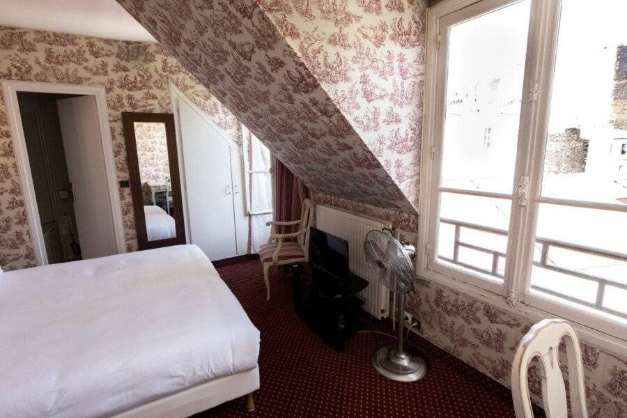 Regyn's Montmartre hotel bedroom