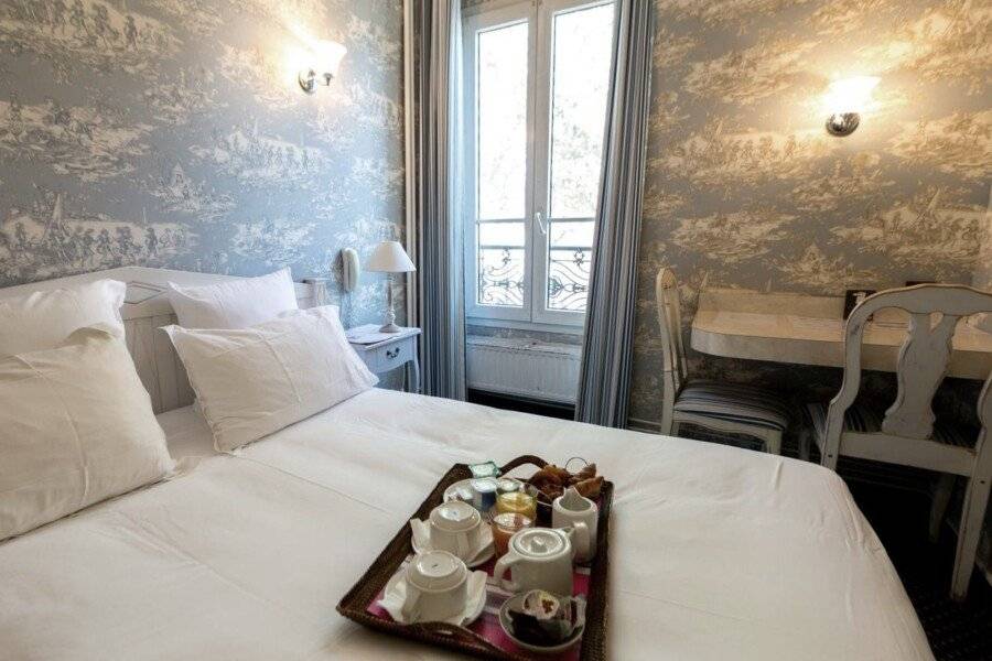 Regyn's Montmartre hotel bedroom