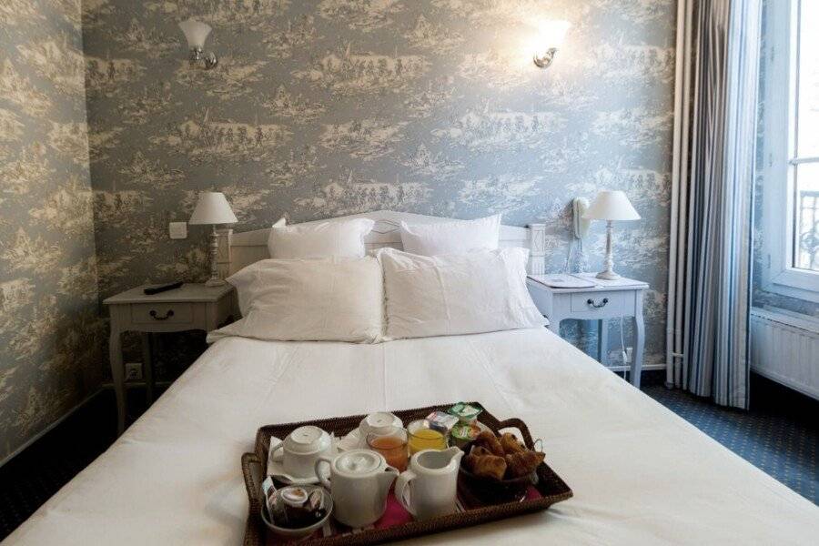 Regyn's Montmartre hotel bedroom,breakfast