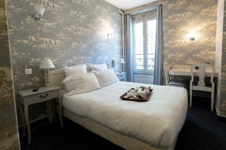 Regyn's Montmartre hotel bedroom