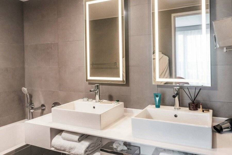 Novotel Vaugirard Montparnasse bathtub