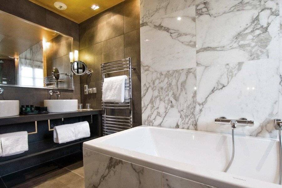 Sofitel Le Faubourg bathtub